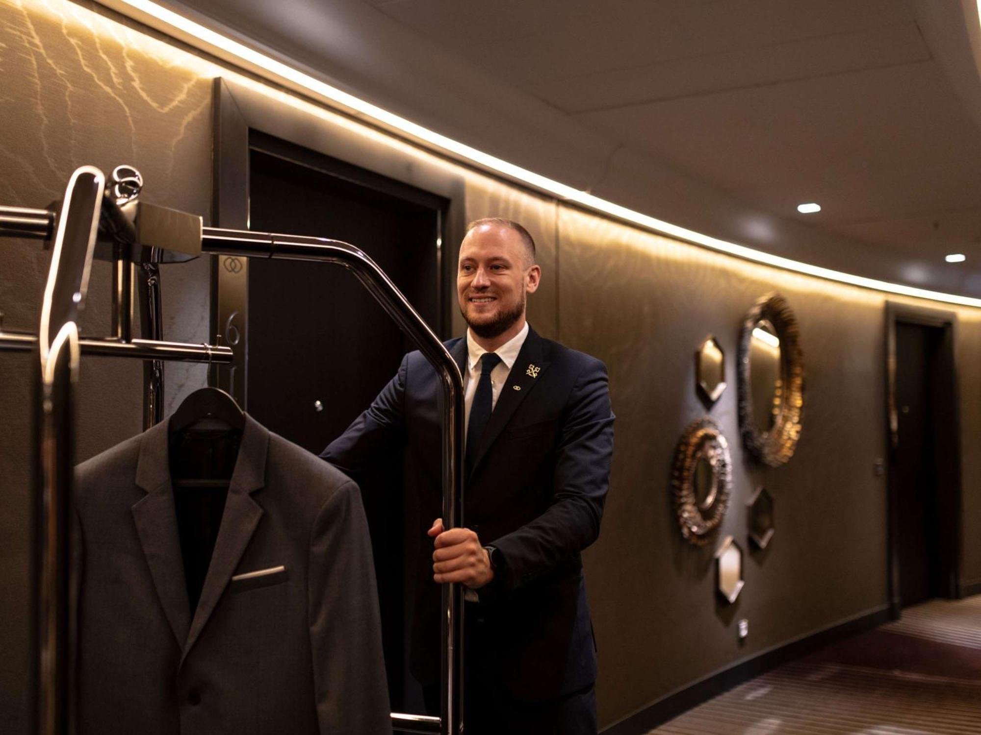 Hotel Sofitel Frankfurt Opera Frankfurt nad Mohanem Exteriér fotografie A bellboy at the Mandarin Oriental, Munich