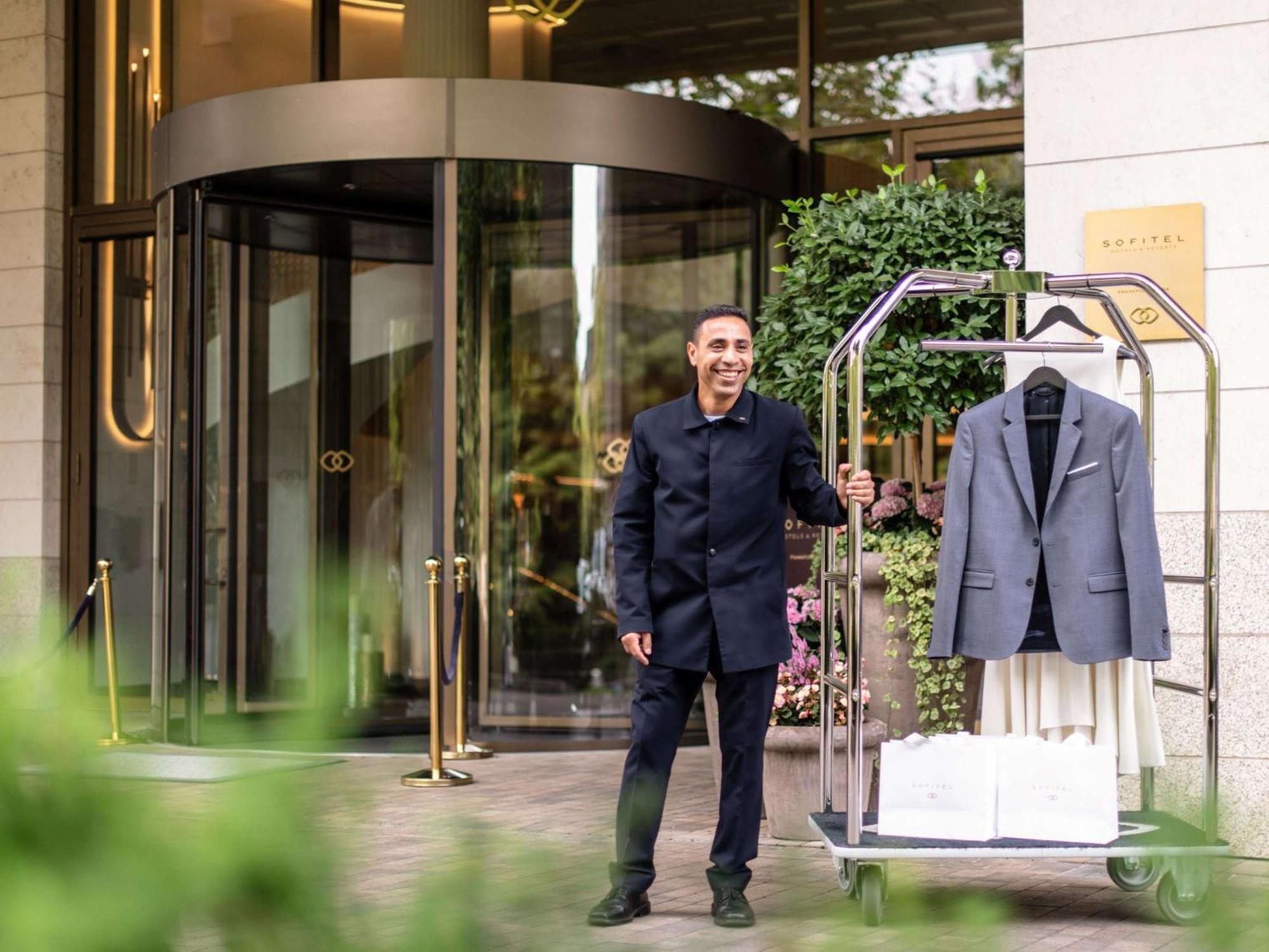 Hotel Sofitel Frankfurt Opera Frankfurt nad Mohanem Exteriér fotografie A bellboy at the entrance of a hotel