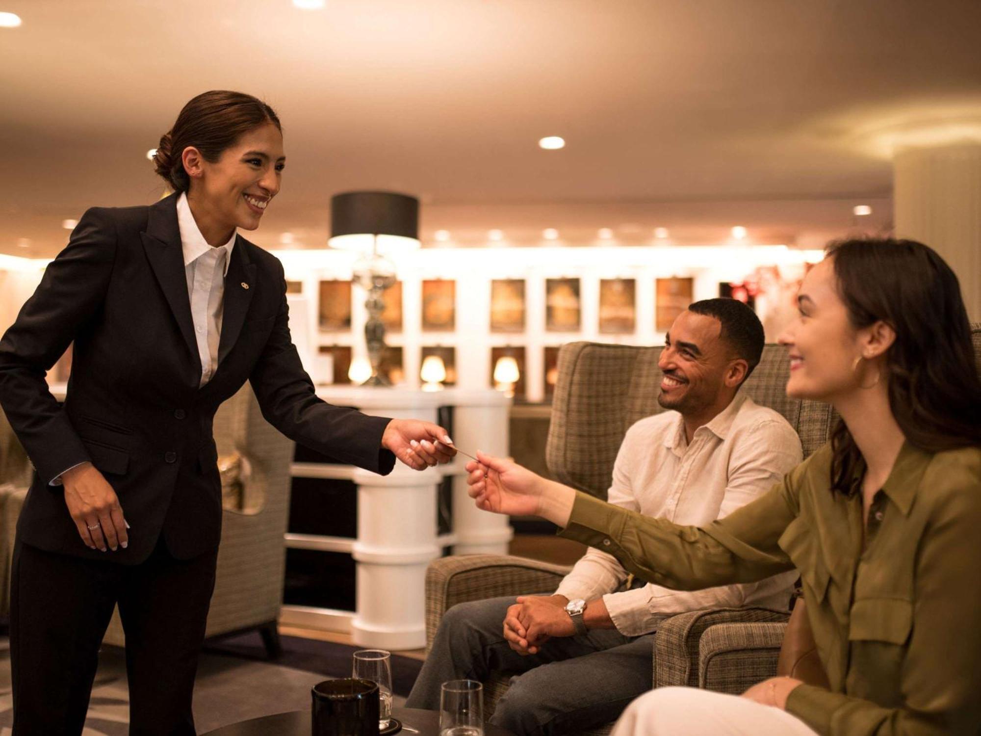 Hotel Sofitel Frankfurt Opera Frankfurt nad Mohanem Exteriér fotografie A hotel manager greeting guests