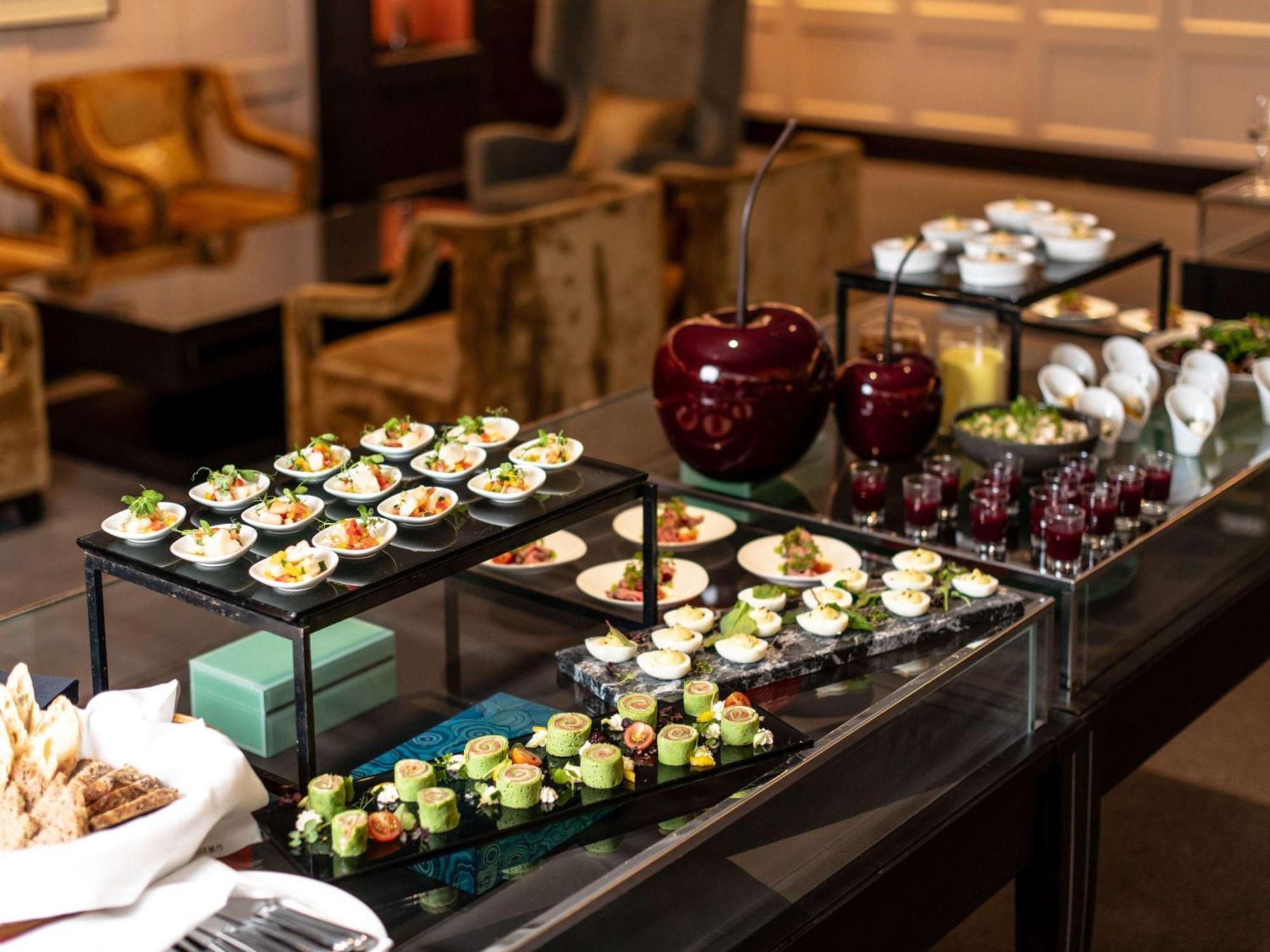 Hotel Sofitel Frankfurt Opera Frankfurt nad Mohanem Exteriér fotografie A buffet at a hotel