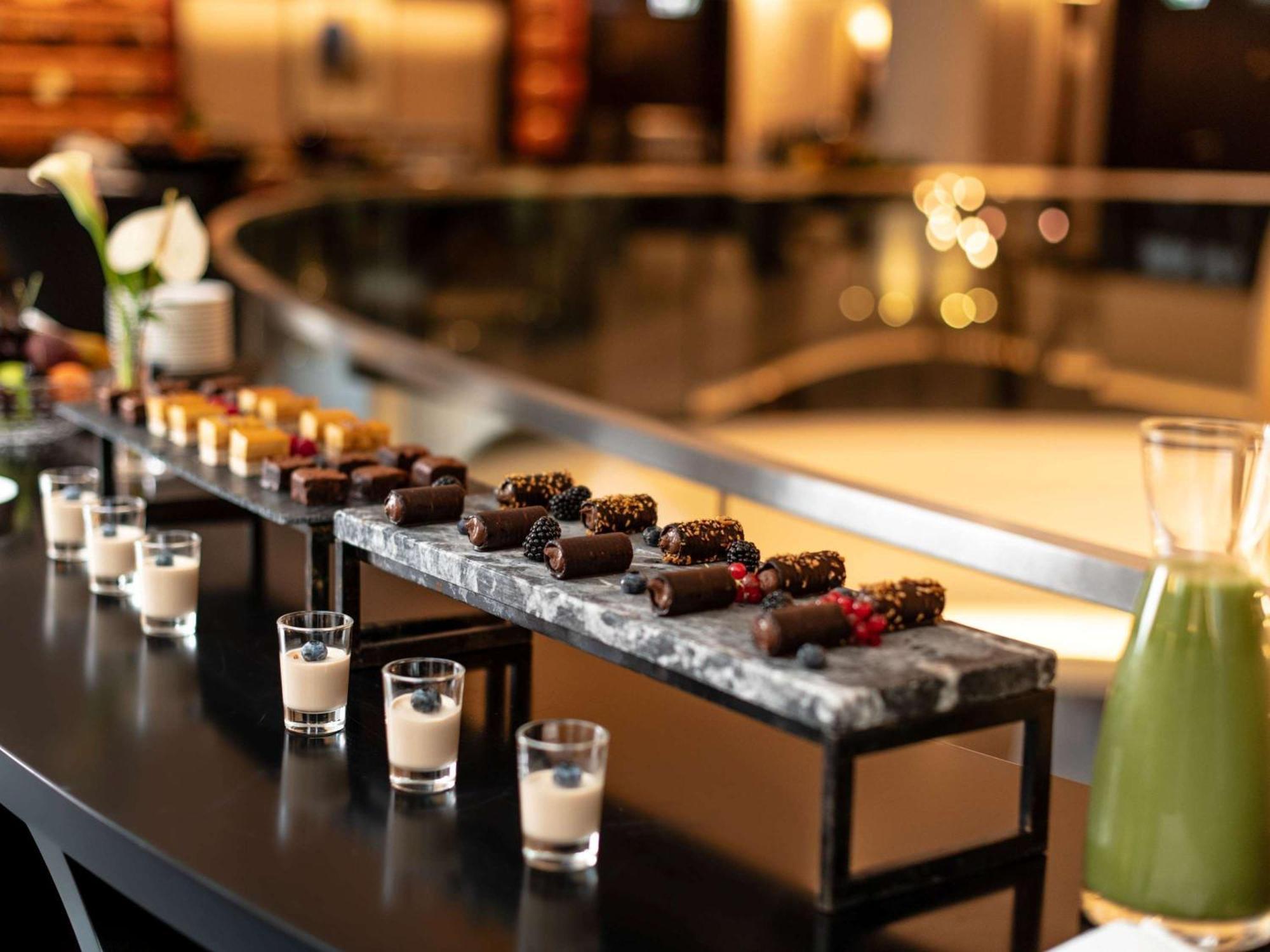 Hotel Sofitel Frankfurt Opera Frankfurt nad Mohanem Exteriér fotografie A selection of chocolate and other desserts