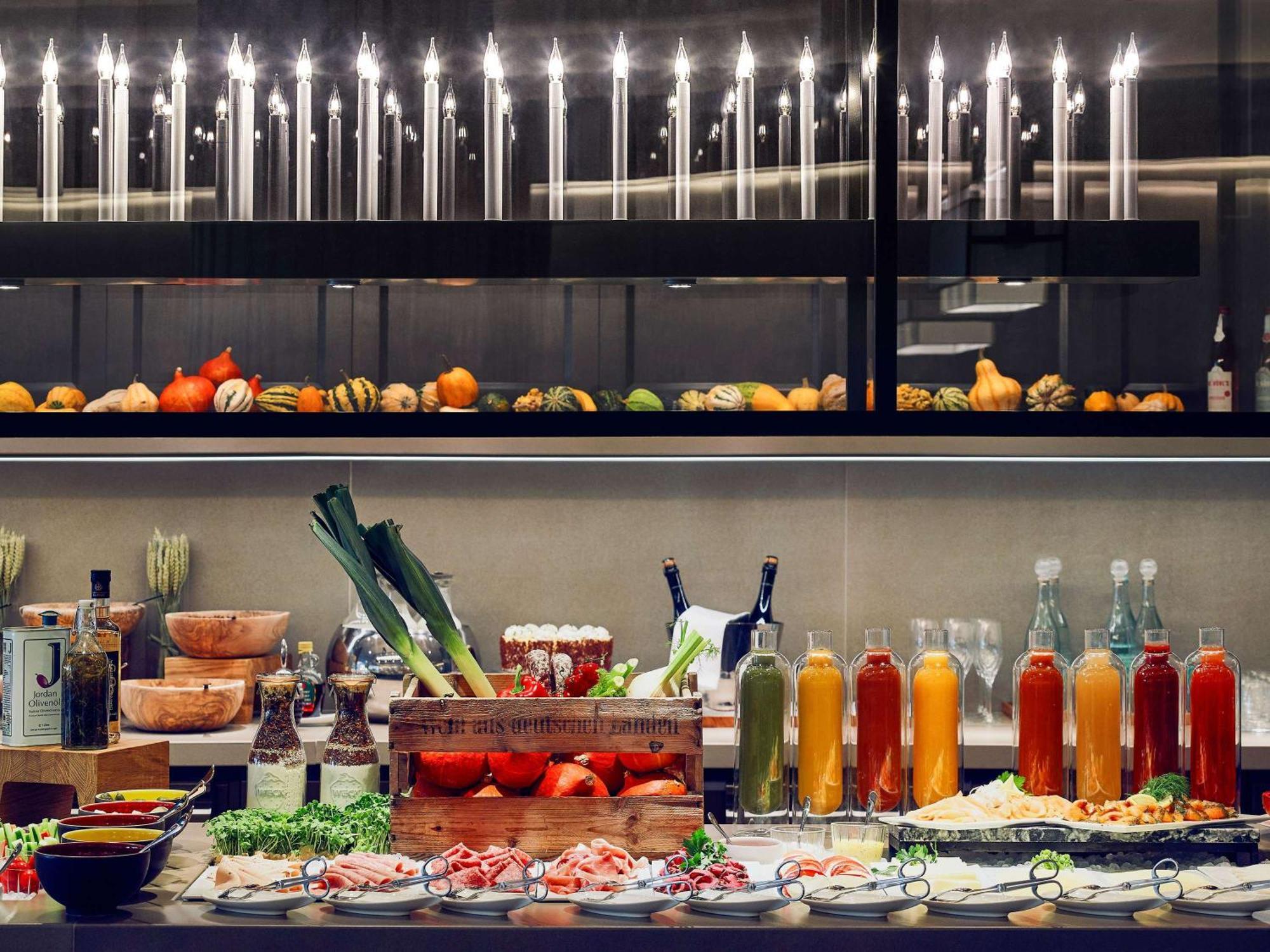 Hotel Sofitel Frankfurt Opera Frankfurt nad Mohanem Exteriér fotografie A buffet at a restaurant