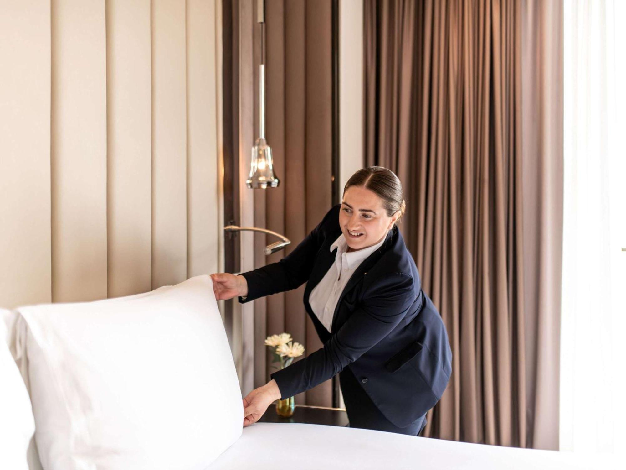 Hotel Sofitel Frankfurt Opera Frankfurt nad Mohanem Exteriér fotografie A chambermaid making a bed