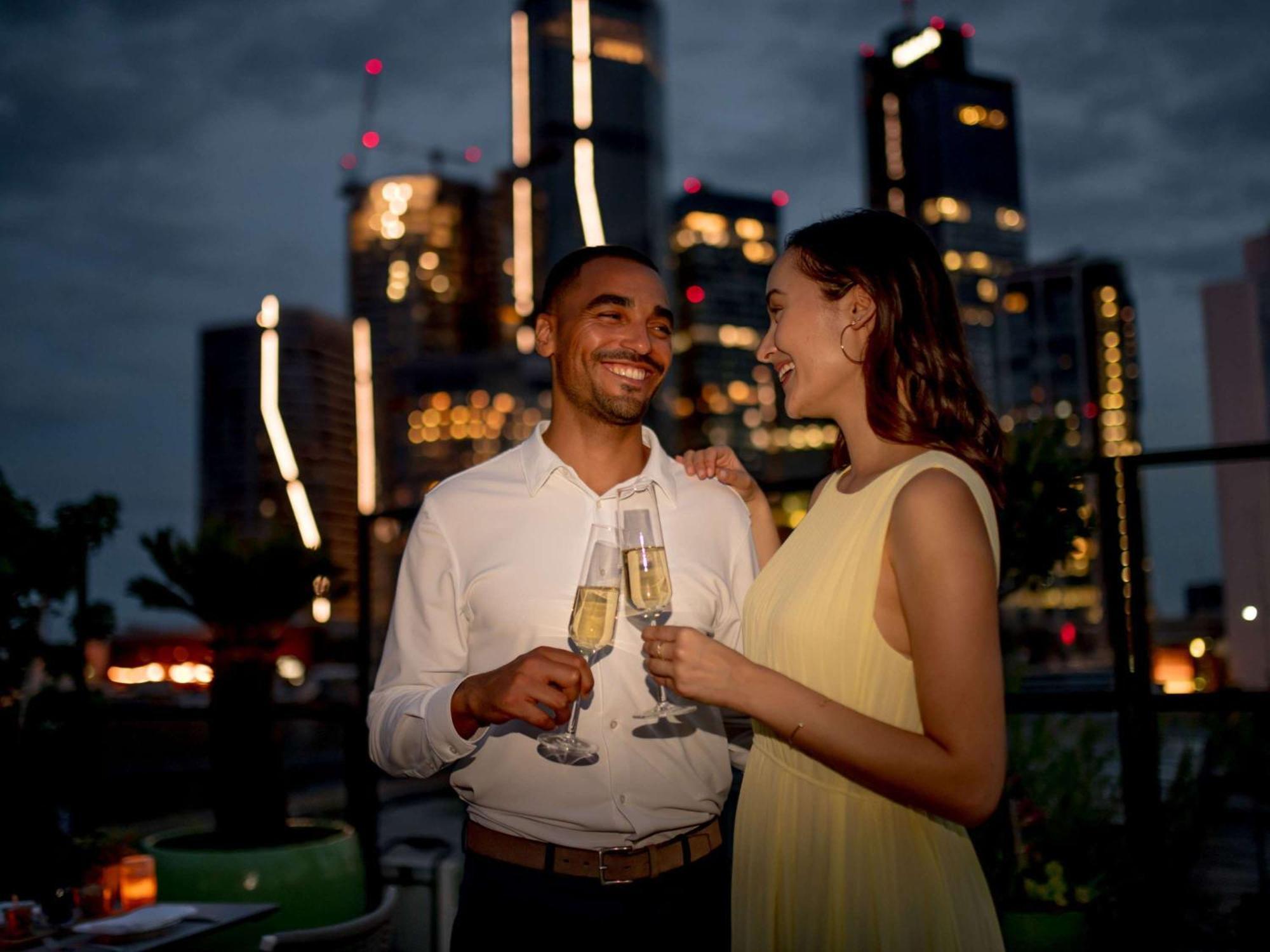 Hotel Sofitel Frankfurt Opera Frankfurt nad Mohanem Exteriér fotografie A couple drinking champagne