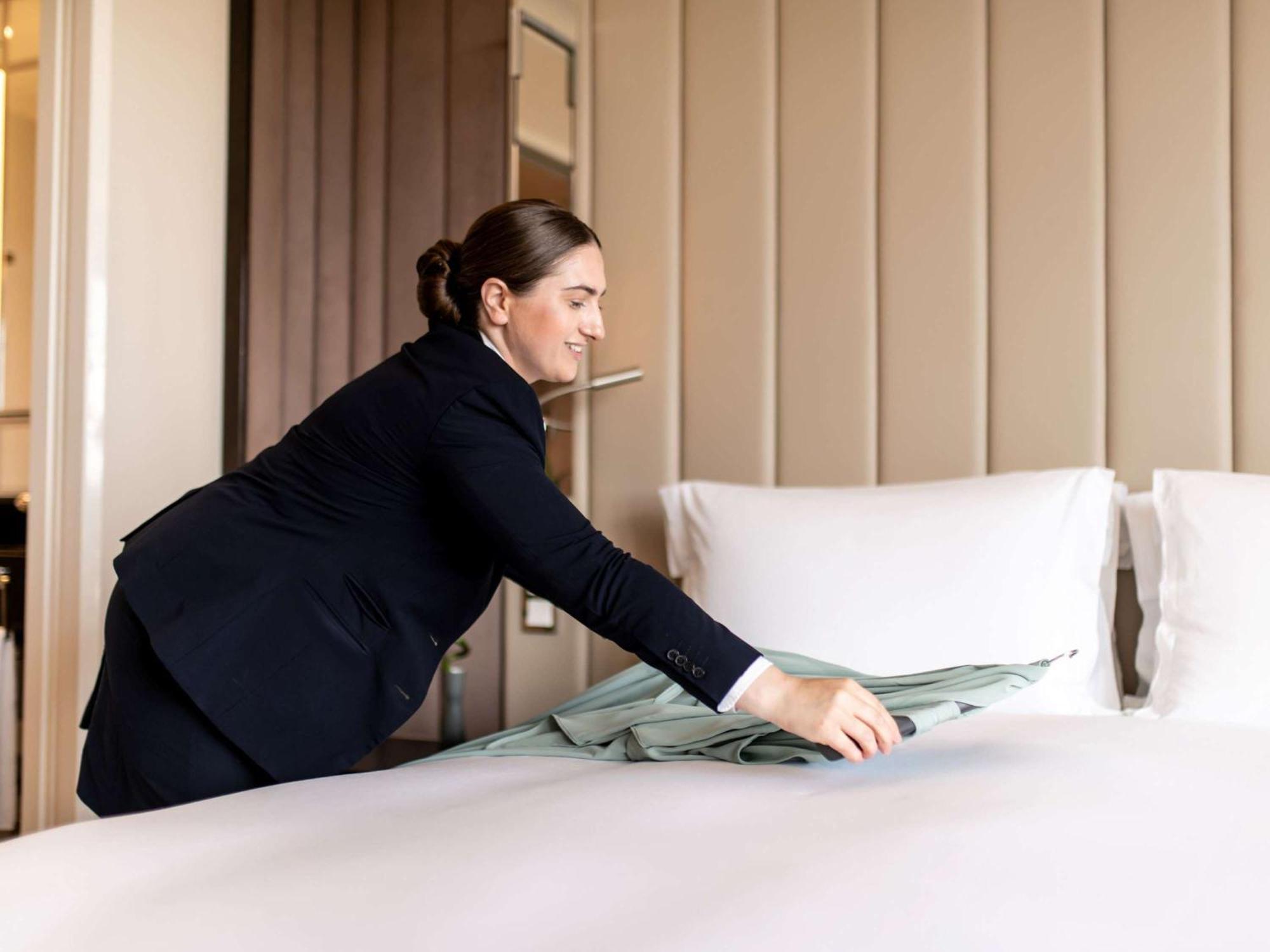 Hotel Sofitel Frankfurt Opera Frankfurt nad Mohanem Exteriér fotografie A chambermaid making a bed