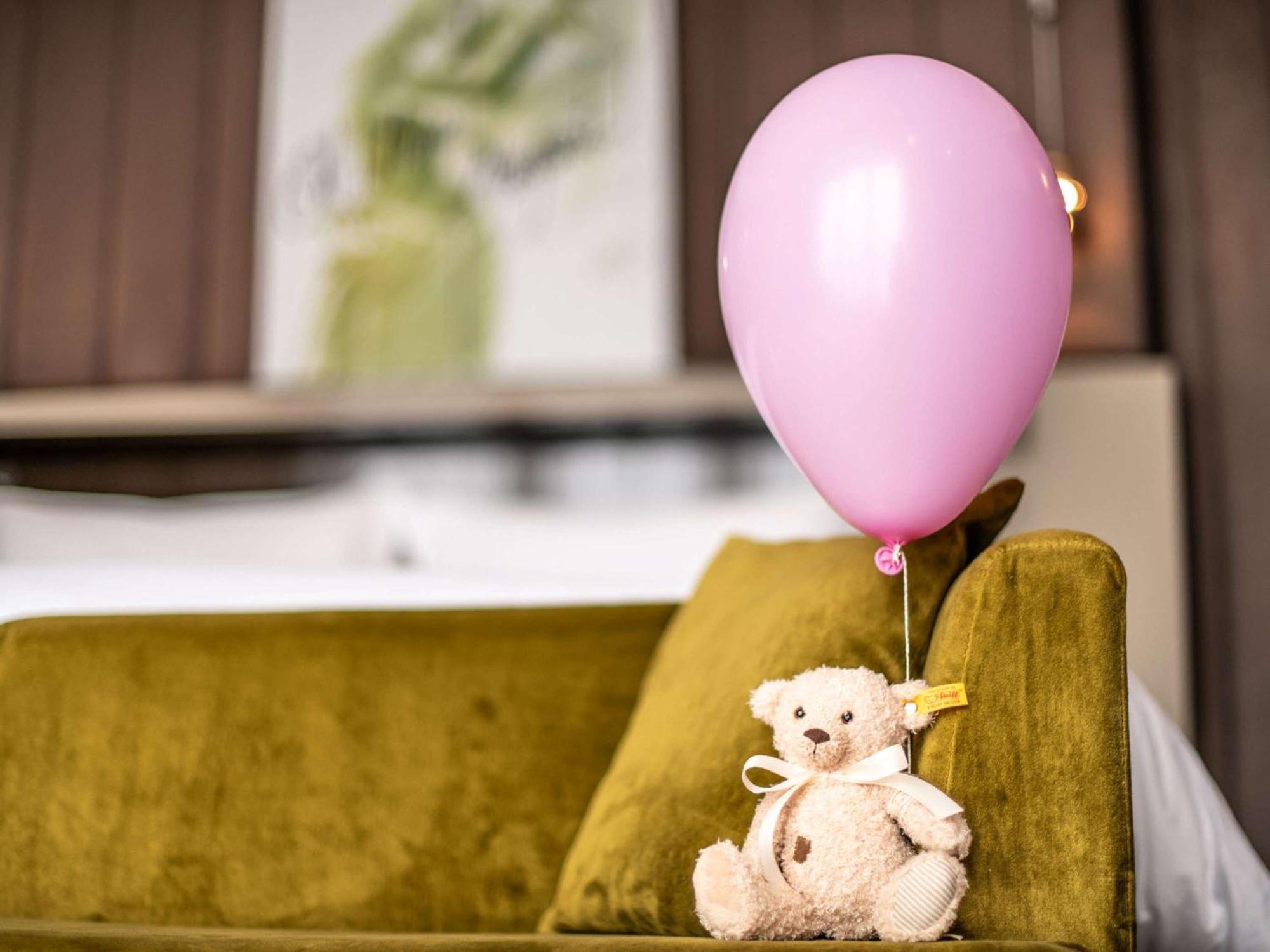Hotel Sofitel Frankfurt Opera Frankfurt nad Mohanem Exteriér fotografie A teddy bear with a balloon