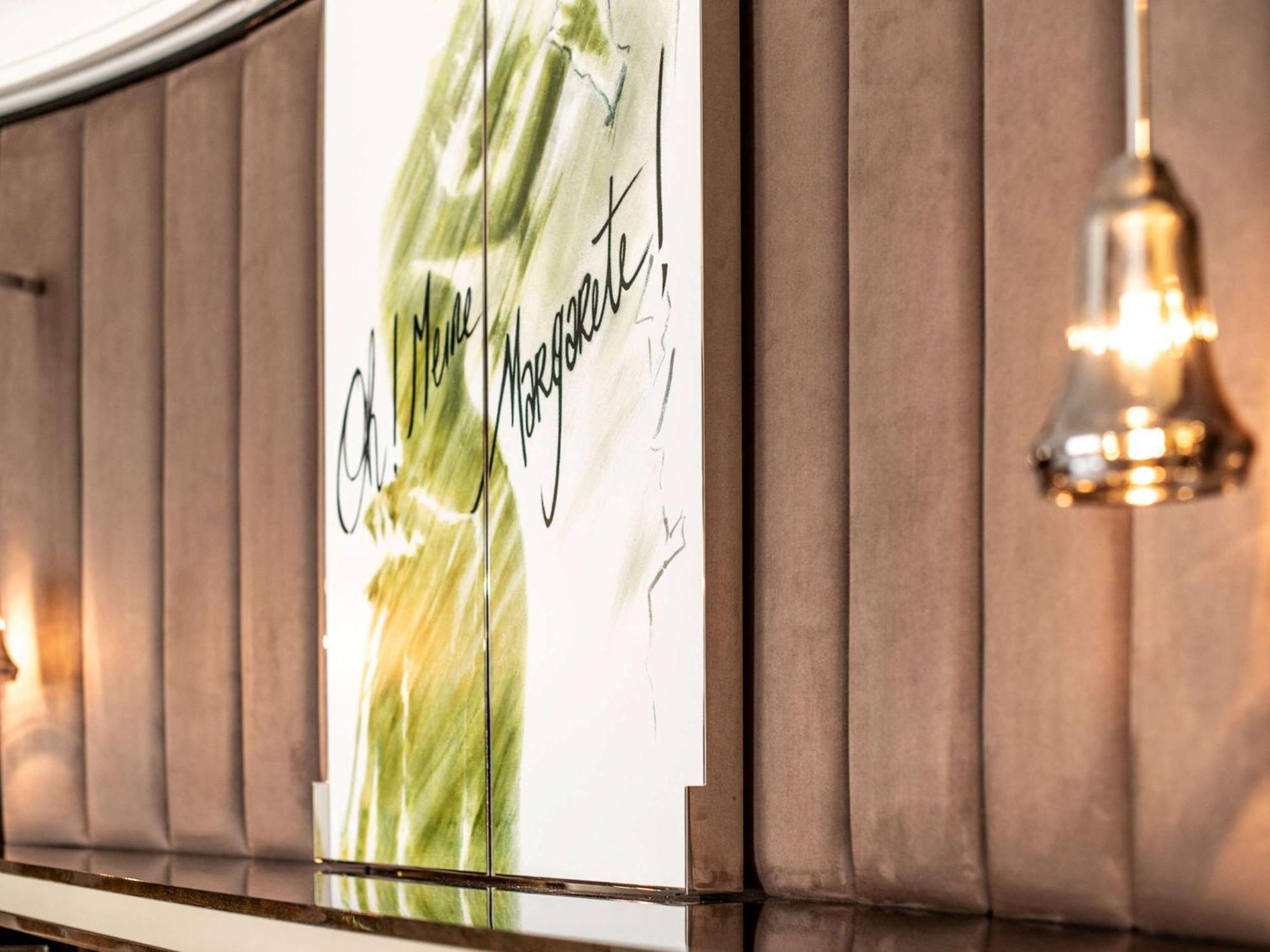 Hotel Sofitel Frankfurt Opera Frankfurt nad Mohanem Exteriér fotografie Signature artwork by artist, Mark Rothko