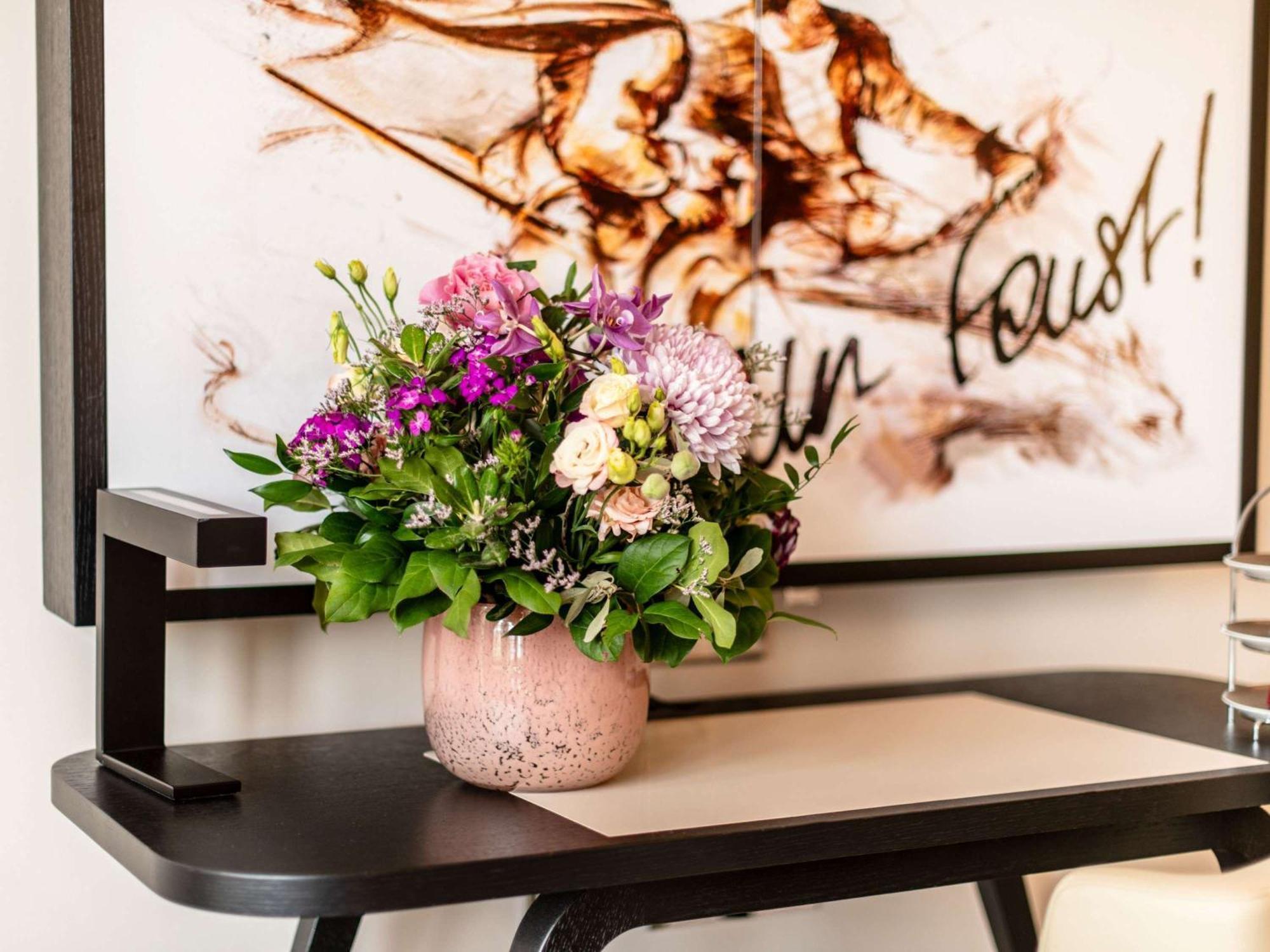 Hotel Sofitel Frankfurt Opera Frankfurt nad Mohanem Exteriér fotografie A bouquet of flowers